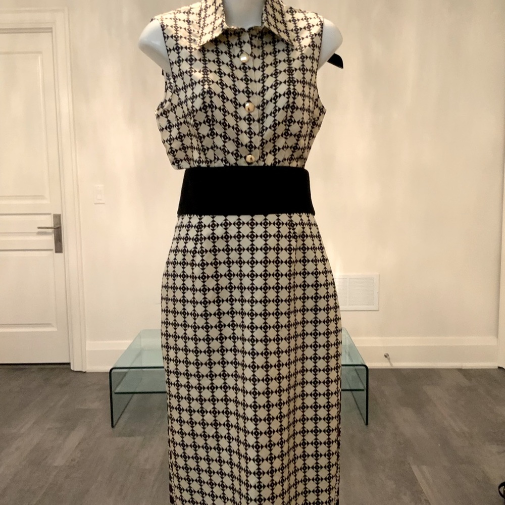 Fausto Puglisi set- sleevelesblouse, high waisted pencil skirt. Made in Italy